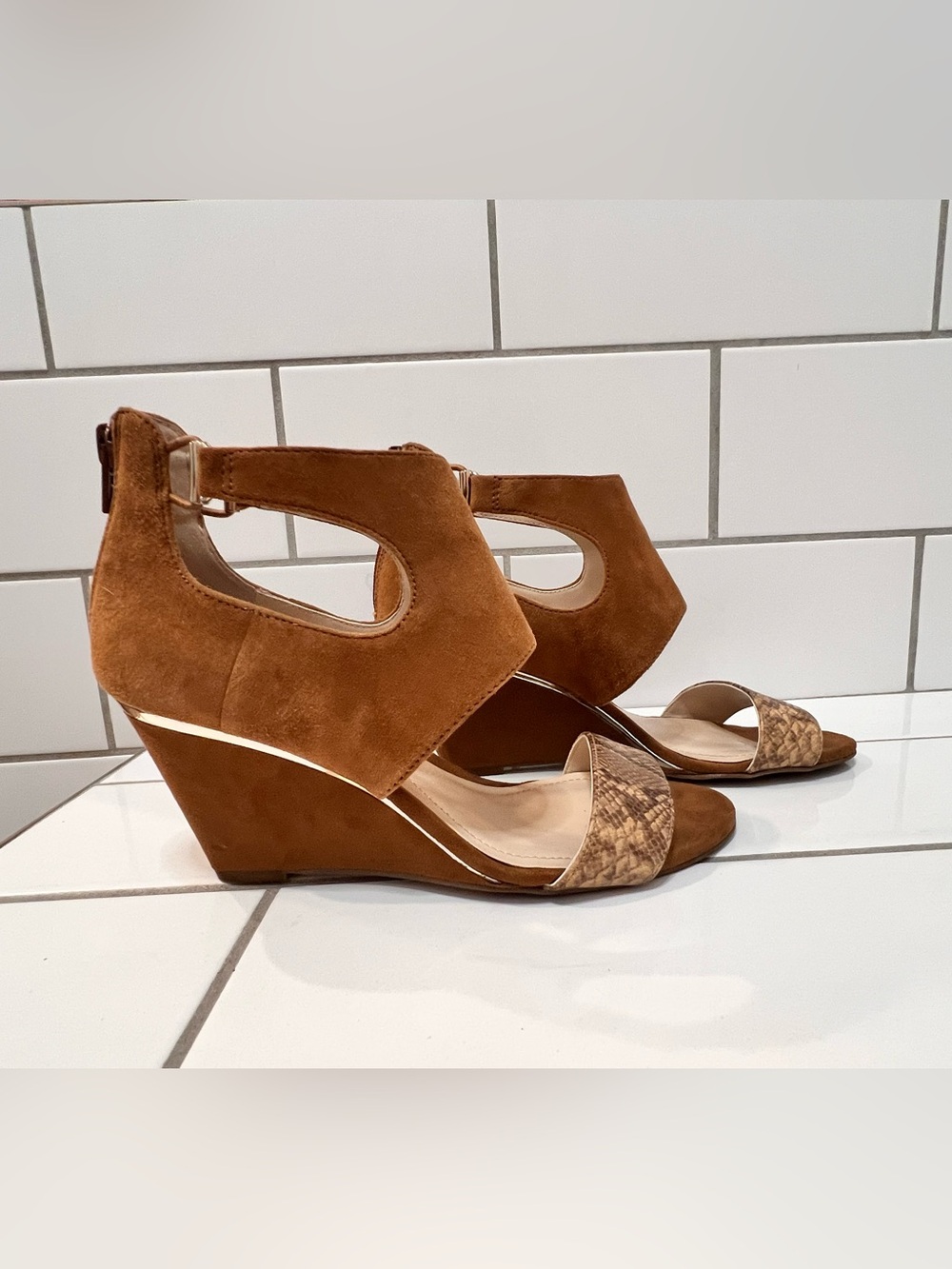 Alfani Giah Brown Suede Wedge Sandals Snakeskin Strap Gold Trim Size 6
